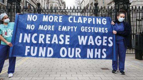 Marea Britanie: Asistentele medicale suspendă greva după ce guvernul a acceptat să negocieze cu sindicatele care cer salarii mai mari şi condiţii de muncă mai bune