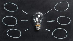 Haos privind plafonarea și compensarea facturilor la gaze și energie electrică: unii consumatori casnici au primit facturi compensate și plafonate, alții nu, însă au fost anunţaţi de majorarea tarifelor chiar şi de 5 ori