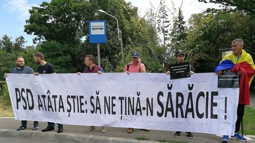 VIDEO Dăncilă, întâmpinată la Iași cu mesajul "PSD atâta ştie: să ne ţină în sărăcie". O mașină din coloana oficială a blocat bannerul protestatarilor