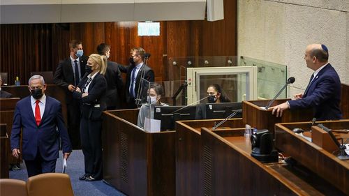 Parlamentul Israelului adoptă primul buget național după trei ani și jumătate și evită un nou scrutin anticipat. Liderul opoziției, Benjamin Netanyahu, a votat din greșeală pentru