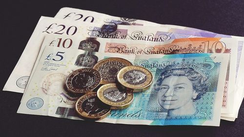 Guvernul britanic a clasificat drept suspecte de fraudă mai multe credite garantate de stat în valoare de 1,1 miliarde de lire sterline acordate de bănci unor firme mici în contextul Covid-19