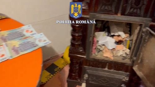 Poliţiştii au percheziţionat locuinţa tânărului suspectat că a furat sacul cu bani din maşina Poştei / Peste 28.000 de lei, găsiţi într-o sobă
