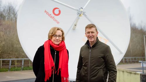 Premieră: Vodafone efectuează primul apel video spațial din lume dintr-o zonă fără acoperire, folosind un telefon mobil și sateliți comerciali