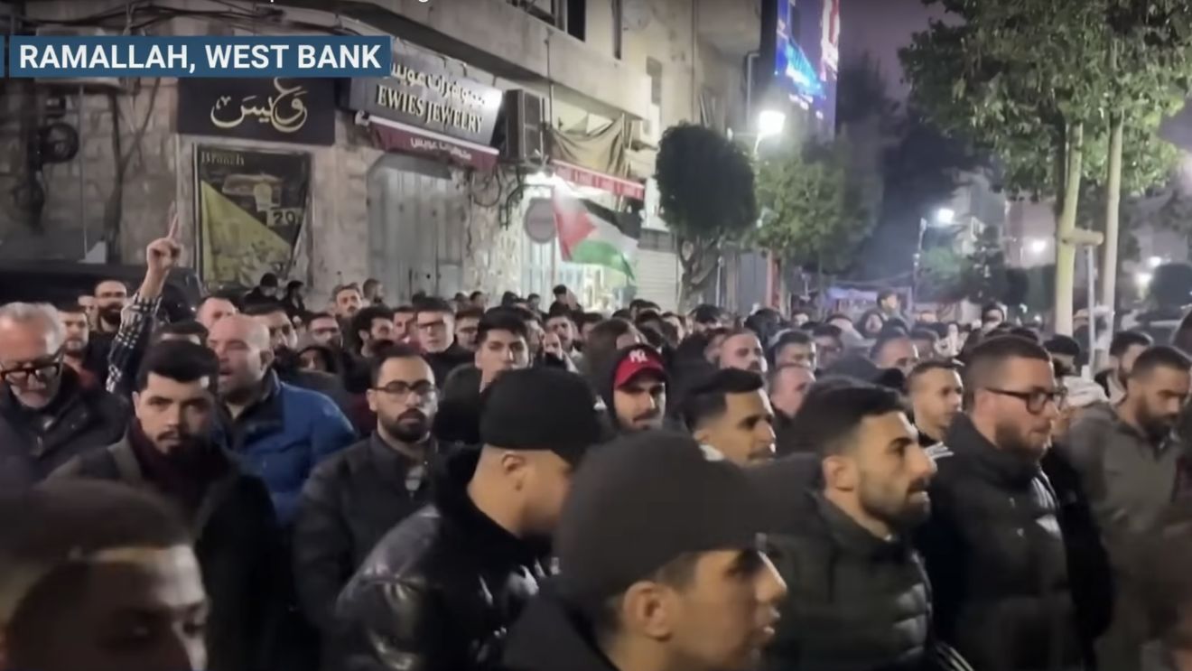 Protestatari palestinieni au aruncat cu pietre în maşini ale diplomaţilor UE care participau la o întâlnire în apropiere de Ramallah