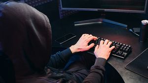Un hacker ucrainean din cadrul grupării criminale LockBit, suspectat de zeci de atacuri de tip ransomware, reţinut în sudul Ucrainei şi eliberat pentru că Kievul nu-l acuză de nimic şi nu-şi extrădează cetăţenii
