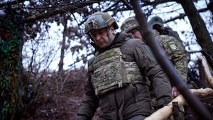 Ziua 2 a războiului din Ucraina. Oficialii ruși și ucraineni discută despre ora și locul negocierilor de încetare a focului / UE a aprobat sancțiuni pentru Putin și Lavrov / Rușii au întâmpinat ”mai multă rezistență decât se așteptau”