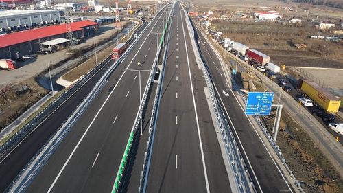 Alunecare de teren în şantierul de la Perişani al autostrăzii Sibiu-Piteşti / Un complex turistic e în pericol