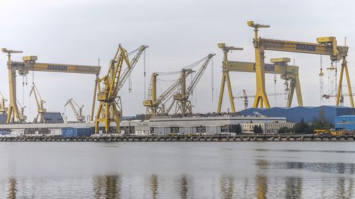 Angajaţii Şantierului Naval Mangalia, proteste în faţa Ministerului Economiei şi a Guvernului / Ei solicită redresarea şantierului a cărui activitate este întreruptă de aproape un an / Salariile pe ultimele două luni nu au fost achitate