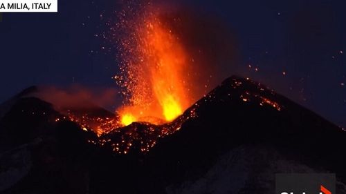 VIDEO Vulcanul Etna a erupt din nou, aruncând lavă fierbinte pe versanții săi înzăpeziți
