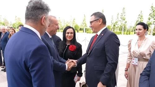 VIDEO Președintele Turciei Recep Tayyp Erdogan i-a strâns mâna de mai multe ori fostului premier Victor Ponta în timpul vizitei lui Marcel Ciolacu la Ankara / Ce legături are Ponta cu Turcia