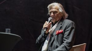 BREAKING Medicii de la Institutul Inimii din Cluj: Florin Piersic are o infecție generalizată în organism, septicemie. Situația sa este gravă / Protezele mențin infecția. La Cluj i-au fost scoase sondele de la inimă, la București urmează scoaterea protezei de la genunchi