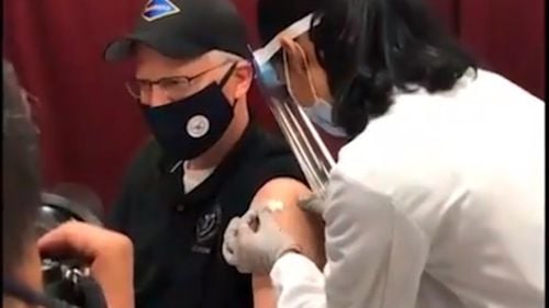 Șeful Pentagonului, printre primii americani care s-au vaccinat împotriva COVID-19