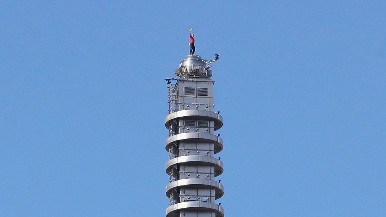Alpinistul american Alex Honnold, primul care ajunge în vârful zgârie-norului Taipei 101 fără frânghii sau echipament