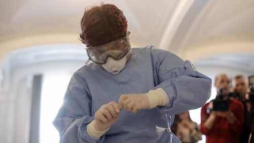 Personalul medical semnalează lipsa materialelor de protecție / Nelu Tătaru: La nivelul niciunui DSP sau spital nu suntem pe zero. Când un stoc ajunge la 20%, se aprinde o alarmă și imediat suplimentează necesarul