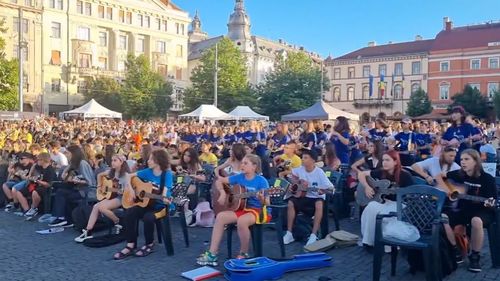 Pauza de respirație: 500 de copii și tineri cântă la chitară în sincron refrenul ”Another Brick in the Wall” în Cluj-Napoca