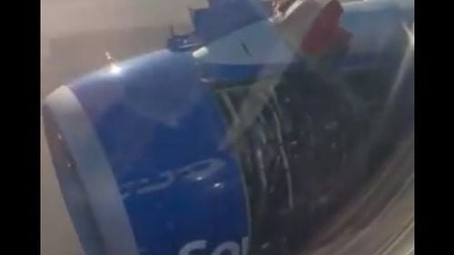VIDEO Anchetă în SUA după ce carcasa motorului unui avion Boeing s-a desprins în timpul decolării
