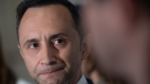 Alfred Simons: Domnul Nica m-a abordat direct pe mine şi prin intermediari să îl primim în PSD / Alin Nica: Încep să îmi pun întrebări în privinţa nivelului său de inteligenţă