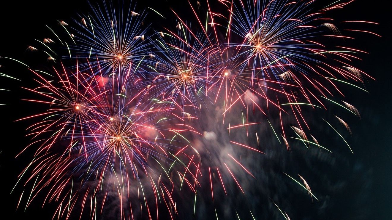 Muzică electronică și focuri de artificii în noaptea de Revelion la Brașov
