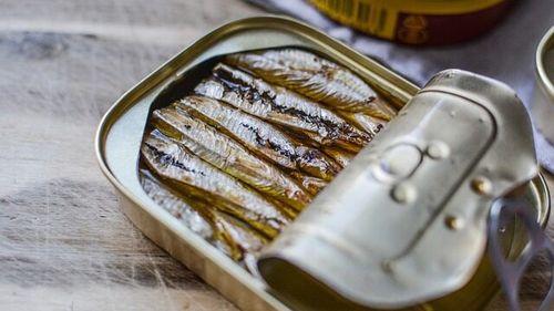 UPDATE Un procuror de la Parchetul Judecătoriei Constanța a reținut și a cerut arest preventiv 30 de zile pentru un bărbat care ar fi furat patru conserve/ Procurorii au dat comunicat pentru prejudiciul de 39 de lei/ Judecătorii au cerut ca bărbatul să fie pus ”de îndată în libertate”