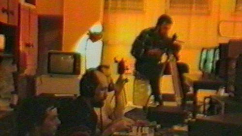 Povestea primei televiziuni libere din România, înfiinţată la Timișoara chiar în decembrie 1989 / Fiecare a adus de acasă ce credea că e necesar: casete, aparate video, cabluri, trepieduri, lumini, benzi, magnetofoane sau microfoane / Sigla a fost desenată pe o hârtie și lipită pe un zid