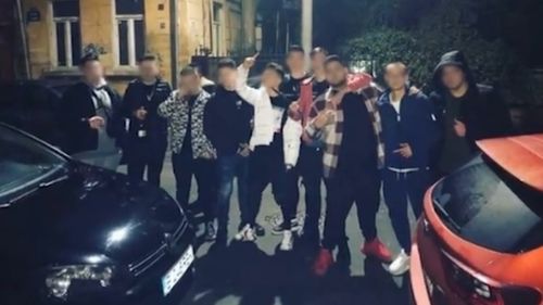 A apărut fotografia tinerilor care au vandalizat o vilă la petrecerea de Revelion / Pozați în fața clădirii, înarmați cu o macetă