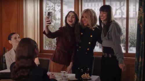 Emmanuel Macron, despre apariția soției în ”Emily in Paris”: „Am fost foarte mândru, iar ea foarte fericită” / Președintele Franței nu este pregătit să spună ”au revoir” producției