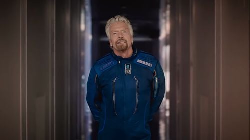 LIVEVIDEO Cursa miliardarilor pentru cucerirea spațiului: Richard Branson a venit cu bicicleta la aeroportul din New Mexico, de unde urmează să decoleze în spațiu