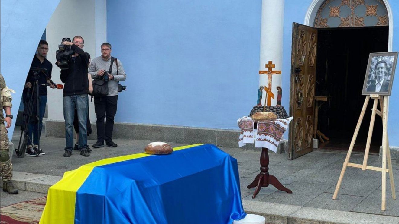 Kiev: Sute de persoane au participat la funeraliile tânărului militant ucrainean Roman Ratuşnîi ucis în război