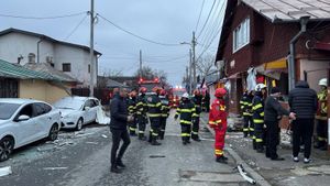 Explozie la o casă din Capitală / Două victime conștiente au fost preluate de echipajele medicale