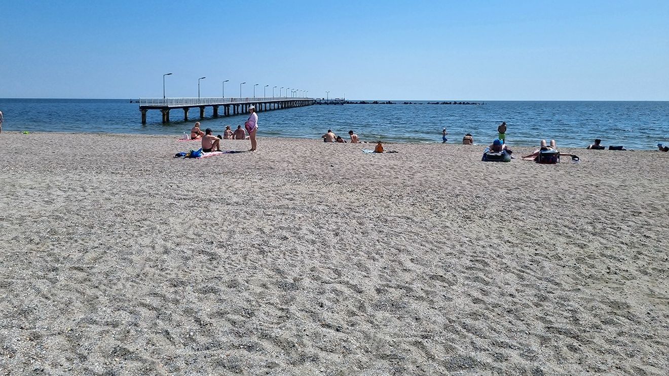 Fenomenul de cliffing devine incomod pentru turiştii care îşi petrec vacanţa pe litoral / Se prăbușesc straturile de nisip de pe plajele mărite / ”Sigur rezolvăm, nu lăsăm până la weekend, aducem la starea normală”