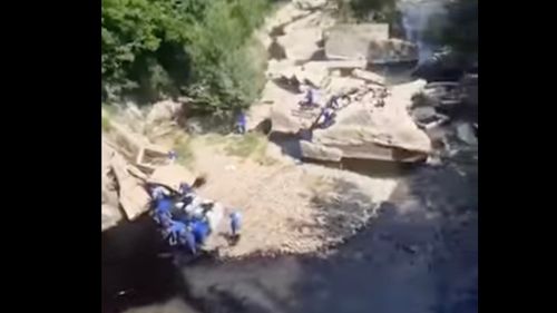 UPDATE Cantitate mare de țiței pe râul Tazlău din județul Bacău / Râul e afectat pe aproximativ 3,5 km / OMV Petrom, amendat cu 150 de mii de lei de Apele Române / Compania susține că era vorba de apă de zăcământ și nu de țiței