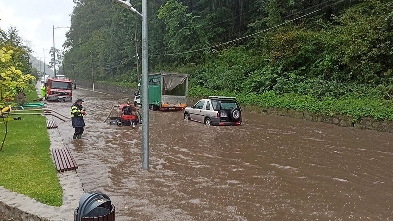 DN 7, inundat în zona localităţii Călimăneşti din judeţul Vâlcea, aflat sub avertizare Cod roşu de ploi