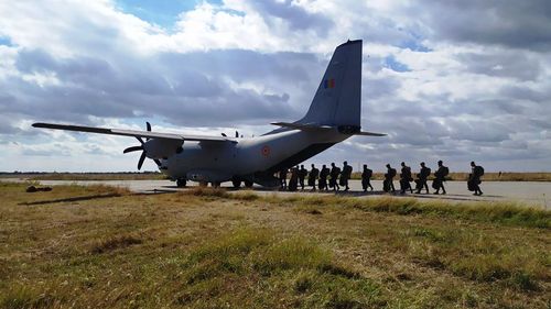 Militari moldoveni se antrenează la Buzău cu parașutiști români într-un exercițiu comun