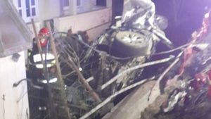 Accident dramatic în Neamț: Trei tineri și trei au fost răniți după ce maşinile lor s-au ciocnit violent şi s-au răsturnat în curţile unor gospodării