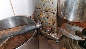 VIDEO Restaurant din Sectorul 5 al Capitalei, închis temporar de ANPC şi amendat cu 20.000 de lei/ Printre nereguli: Rugină şi mucegai, alimente depozitate pe jos/ Sloganul restaurantului: ”Mâncare ca-n basme la tine-n cartier”
