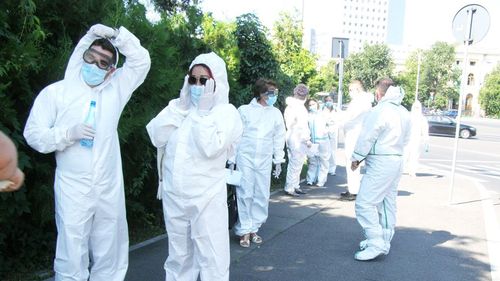 Reprezentanții SANITAS: Personalul medical care lucrează cu cazuri de Covid este insuficient. Se lucrează în ture prea lungi, astfel că multe cadre medicale poartă scutece sub combinezoanele medicale