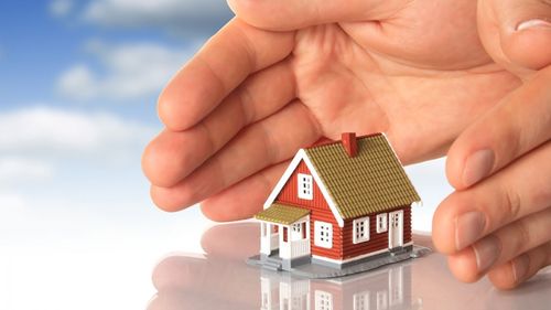 Riscuri pentru piața imobiliară din cauza dobânzilor ridicate, avertizează FMI