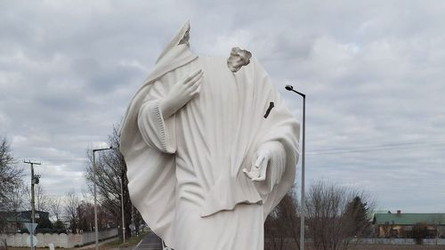 Publicație maghiară: Un român a decapitat statuia Maicii Domnului de la Dunavecse, din Ungaria