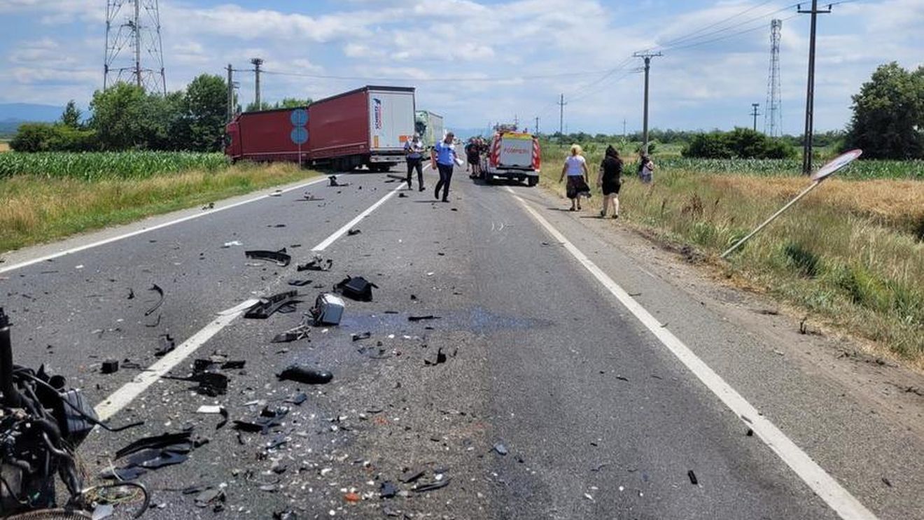 Accident între un autoturism şi un TIR, pe DN 6, în Caraș-Severin/ Şoferul maşinii a murit