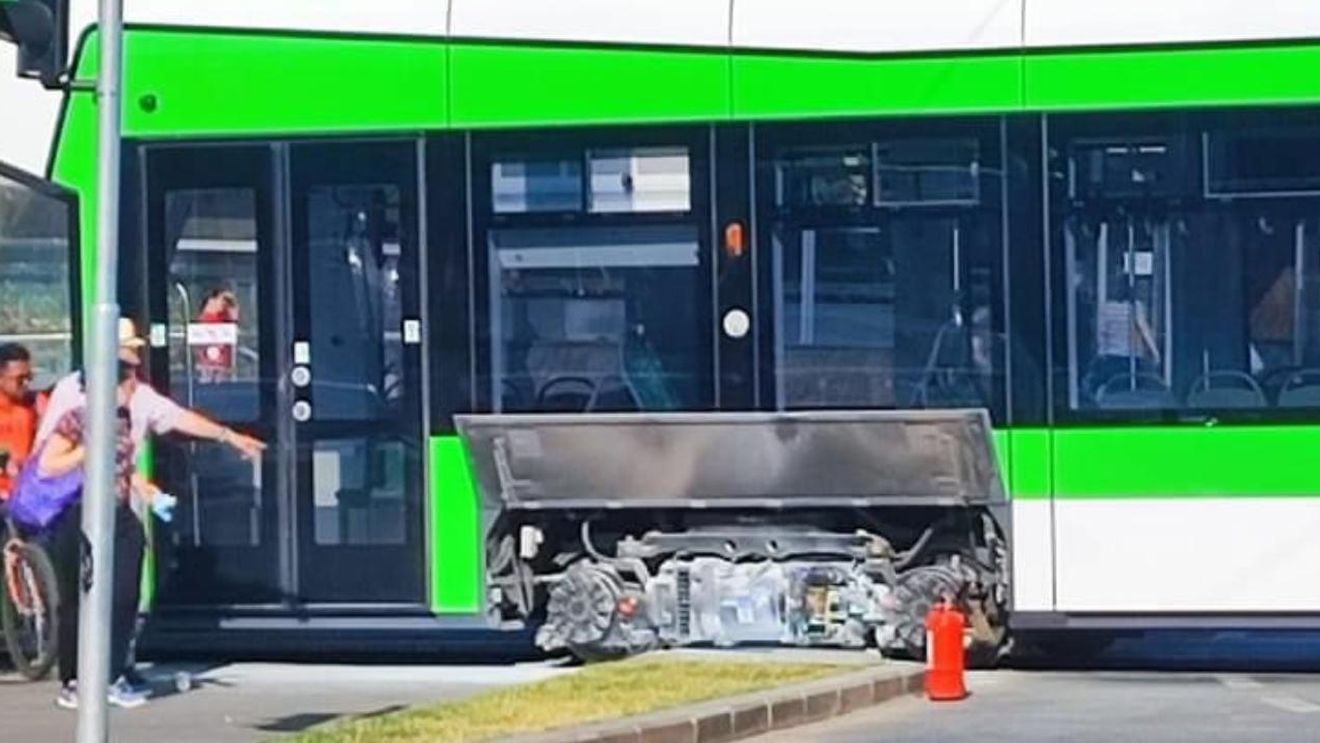 București: Motorul unui tramvai nou de la Arad a luat foc la Piața Sudului / STB vorbește doar de o defecțiune