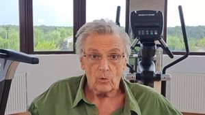 VIDEO Florin Piersic, mesaj din clinica de recuperare: Am fost cam bolnăvior, cam multişor timp, dar vremea trece, omul rămâne şi eu sunt cu dumneavoastră / O să plec şi o să ne întâlnim şi o să ne iubim