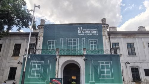VIDEO-FOTO Art Encounters 2025 deschide porțile gândirii critice la Timișoara: A început cea mai importantă bienală de artă contemporană din România
