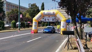 VIDEO Raliu pe bulevardele din Timișoara. Amatori și profesioniști, mașini de curse și autoturisme de stradă. ”În loc să primească o amendă, primesc o cupă sau o diplomă”