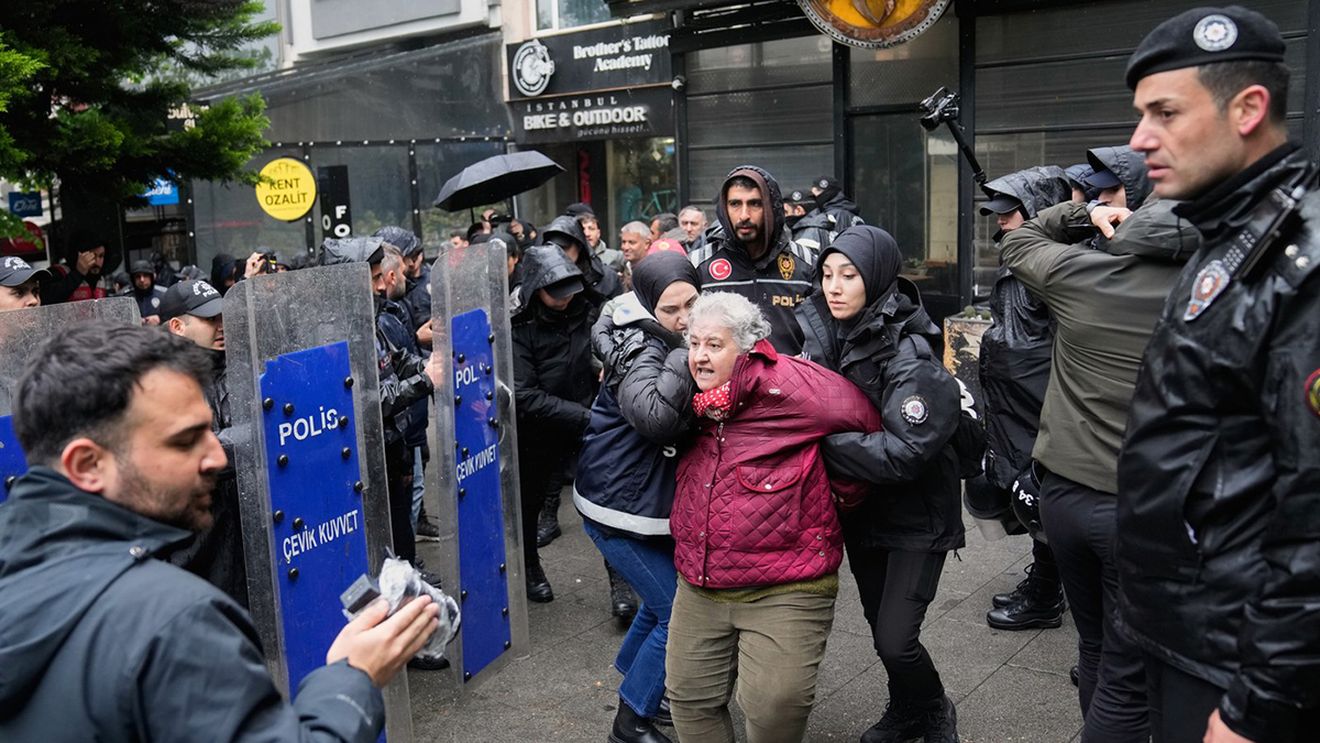 UPDATE Aproape 400 de persoane arestate pentru participarea la demonstraţii de 1 Mai în Piaţa Taksim din Istanbul