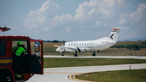 Legătură aeriană între județul Harghita și Budapesta / Are oprire la Cluj, pentru  formalități vamale și durează o oră și jumătate / ”De îndată ce România va intra în Schengen, durata zborului va fi și mai scurtă”