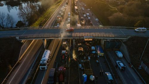 Tragedie la protestul fermierilor din Franța: o femeie agricultor a fost ucisă după ce o mașină a forțat barajul protestatarilor / Fermierii au vărsat cisterne de bălegar în fața instituțiilor oficiale