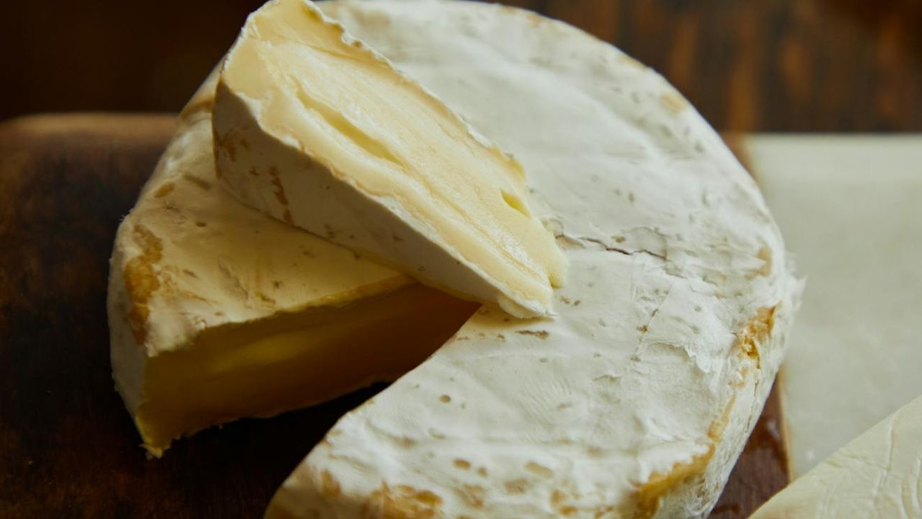 Franţa retrage mai multe tipuri de brânzeturi cu mucegai alb după două decese provocate de listerioză / Compania livrează pentru Leclerc, Carrefour şi Auchan