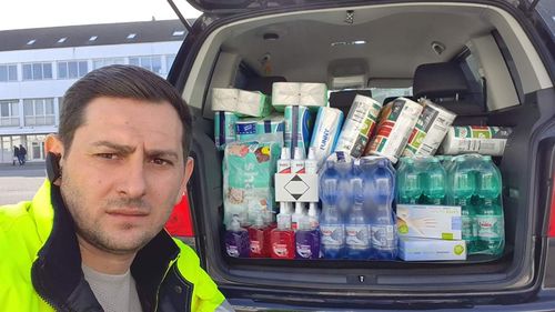 Un român din Germania împarte gratuit șoferilor de TIR mănuși, dezinfectant, săpun și apă. ”Laudă-te și tu atunci când faci un bine! Vreau să vă văd pe toți că vă lăudați!”