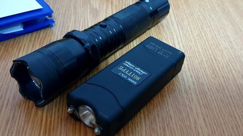 Dispozitive cu electroșocuri, folosite de doi adolescenți într-o stație de autobuz din Târgoviște. Aceștia au fost prinși de jandarmi