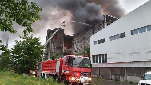 VIDEO Incendiu la o hală de depozitare a deșeurilor periculoase din Prahova/ A fost emis mesaj RO-ALERT din cauza degajărilor masive de fum